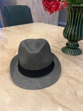Westend classic fedora style with a distinct houndstooth pattern Unisex